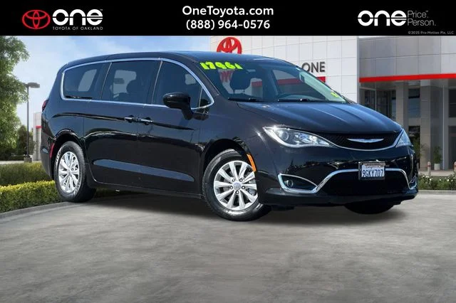 2018 Chrysler Pacifica Touring Plus's photo