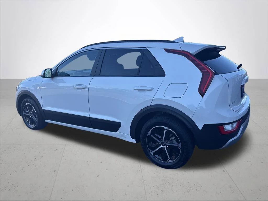 Used 2025 White Kia LX image 10