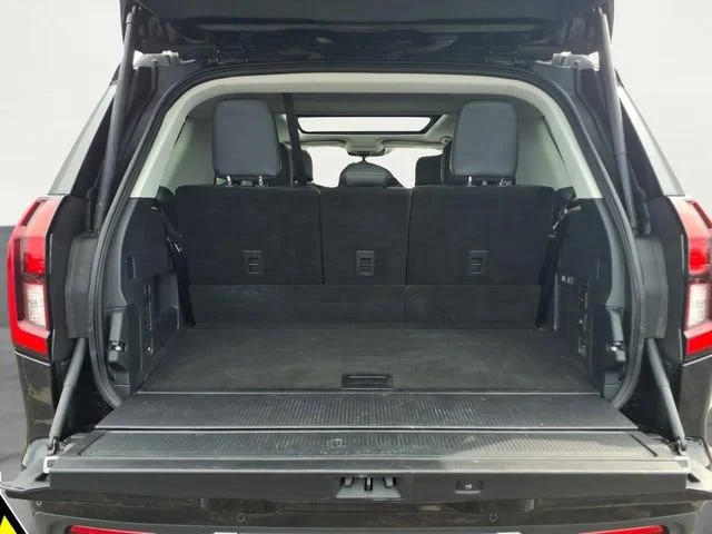Used 2025  Ford Platinum image 22