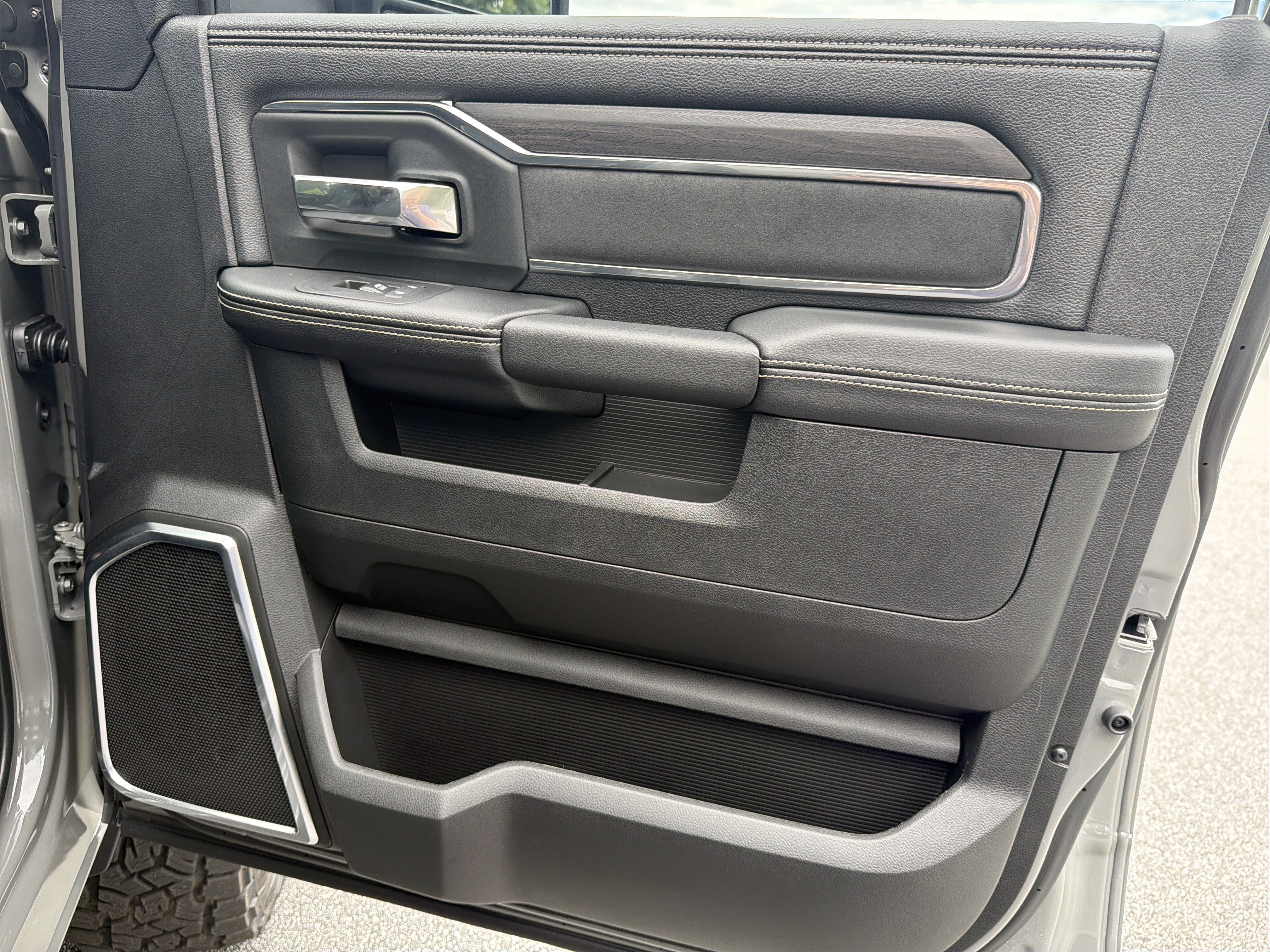 New 2026 Ceramic Gray Clear-Coat Exterior Paint RAM Laramie image 17