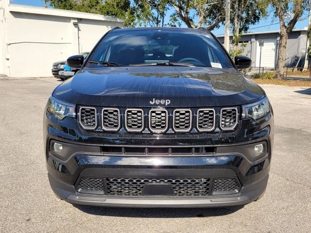 New 2026 Diamond Black Crystal Pearl-Coat Exterior Paint Jeep Latitude image 6