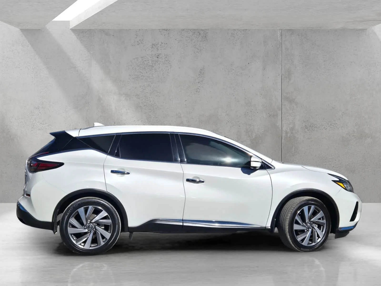 Used 2019  Nissan SL image 3