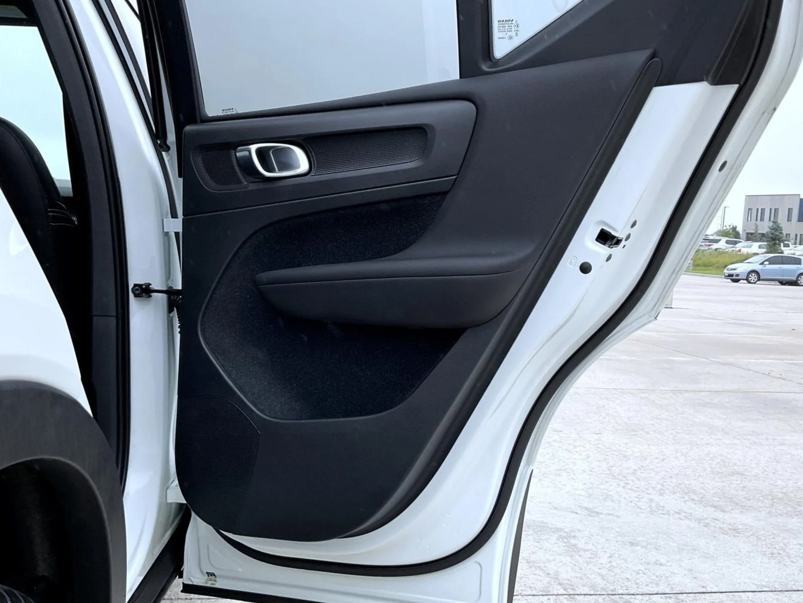 Used 2020 White Volvo R-Design image 18