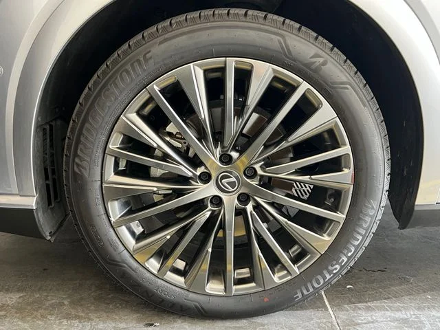 Certified Used 2025 Iridium Lexus 450h+ Luxury image 9