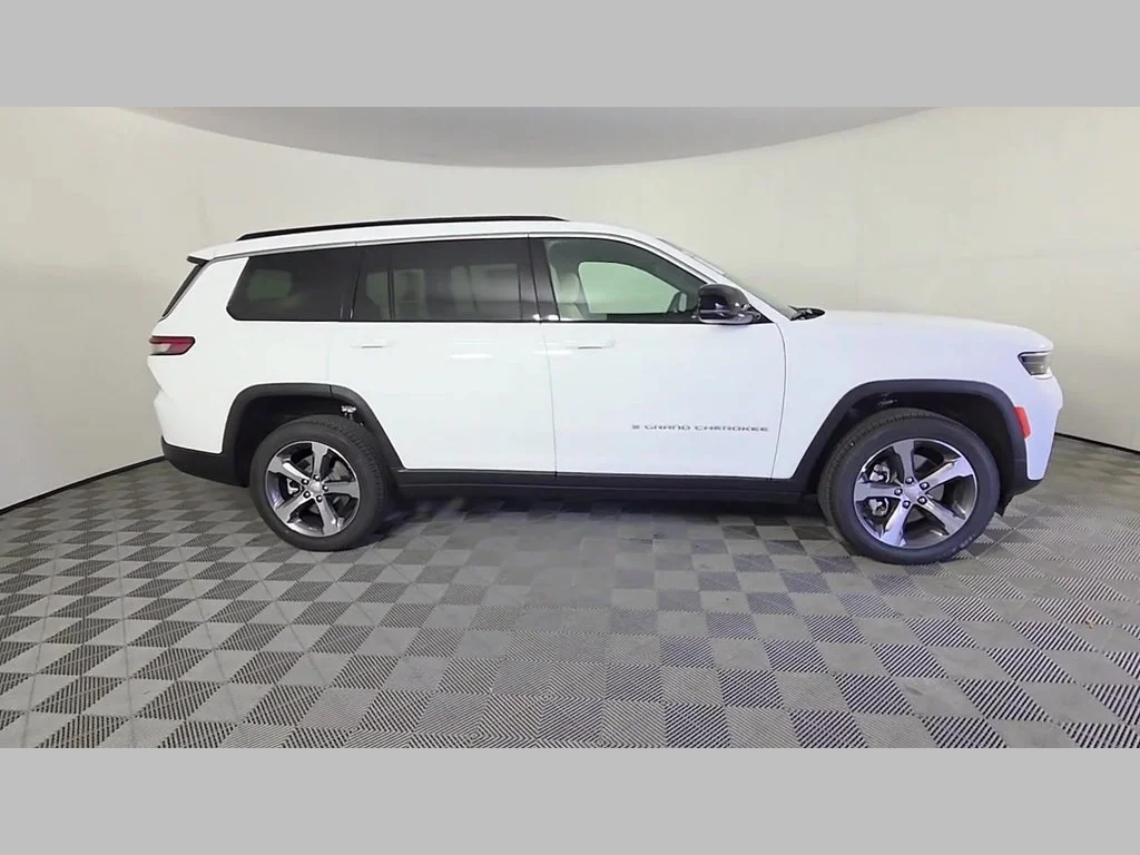 New 2026 Bright White Clear-Coat Exterior Paint Jeep Limited image 21
