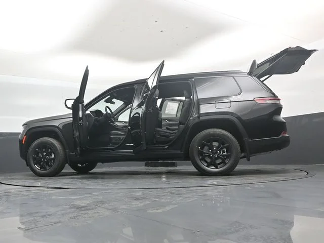 New 2026 Diamond Black Crystal Pearl-Coat Exterior Paint Jeep Altitude image 57