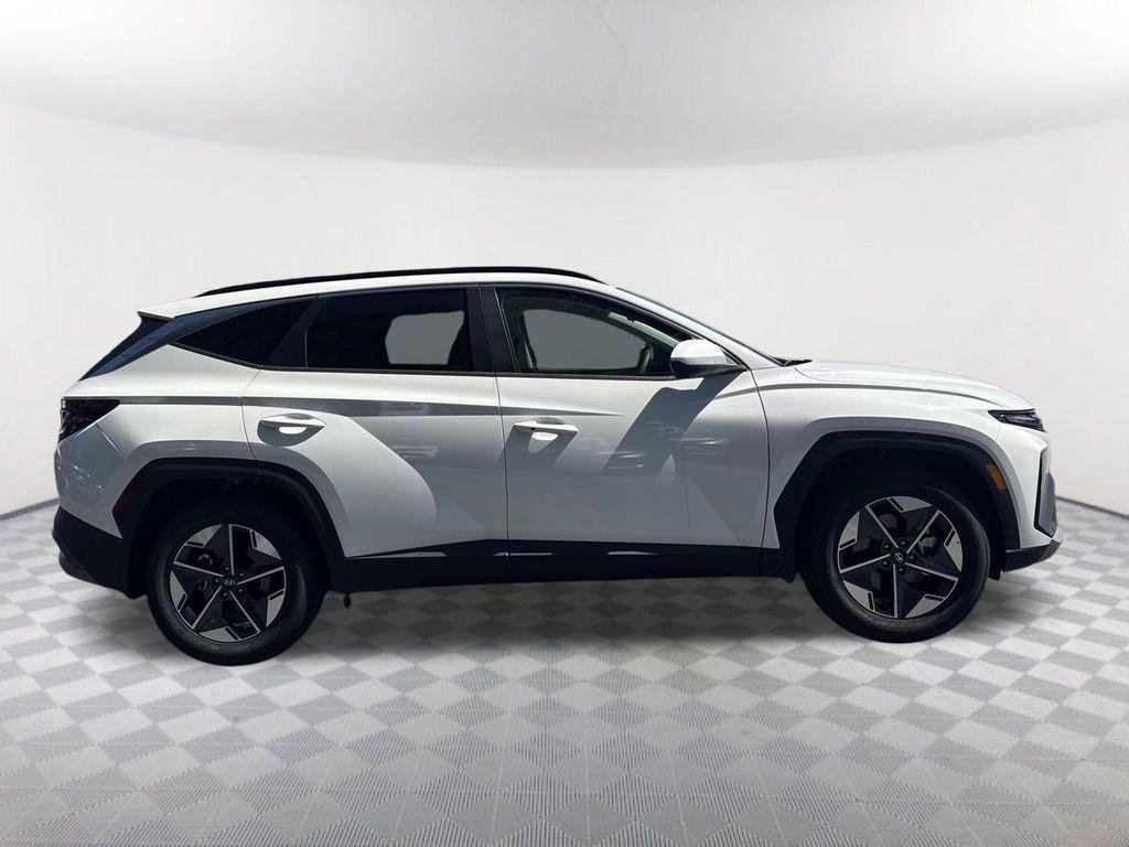 New 2026 White Hyundai SEL FWD image 4