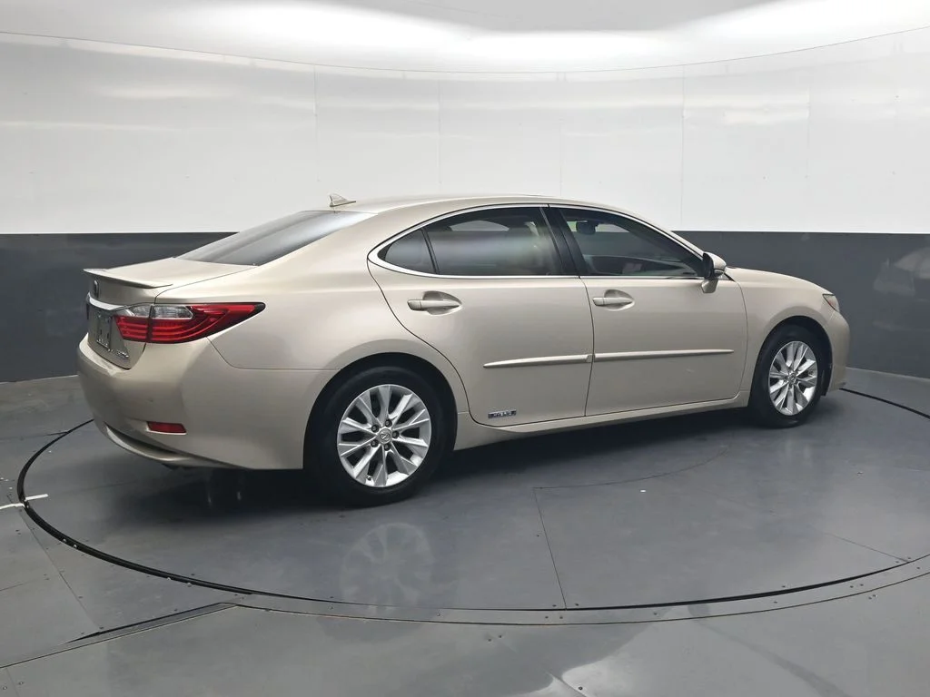 Used 2013 Beige Lexus 300h image 4