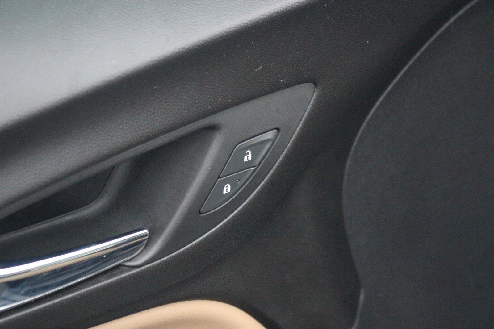 Used 2023 Iridescent Pearl Tricoat Chevrolet Premier image 13