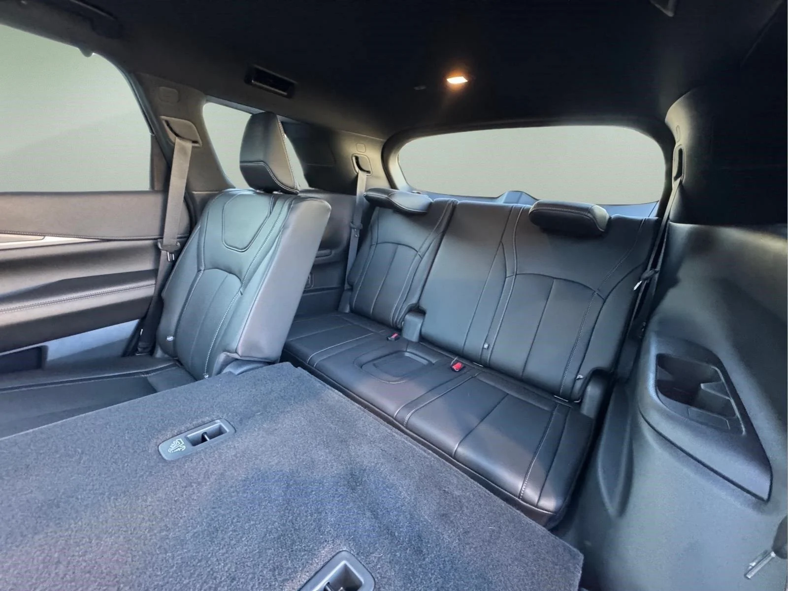 Used 2025 Majestic White INFINITI LUXE image 15