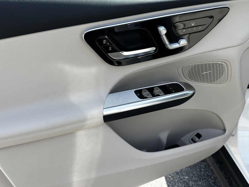New 2026 Polar White Mercedes-Benz GLC 300 image 11
