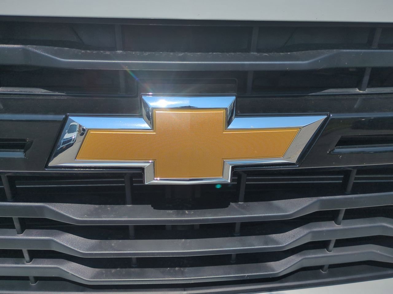 New 2025 Summit White Chevrolet WT image 30