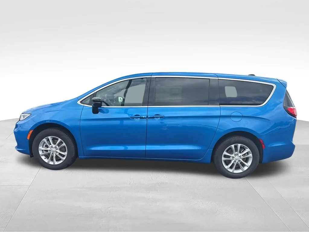 New 2026 Hydro Blue Pearl-Coat Exterior Paint Chrysler Select image 8