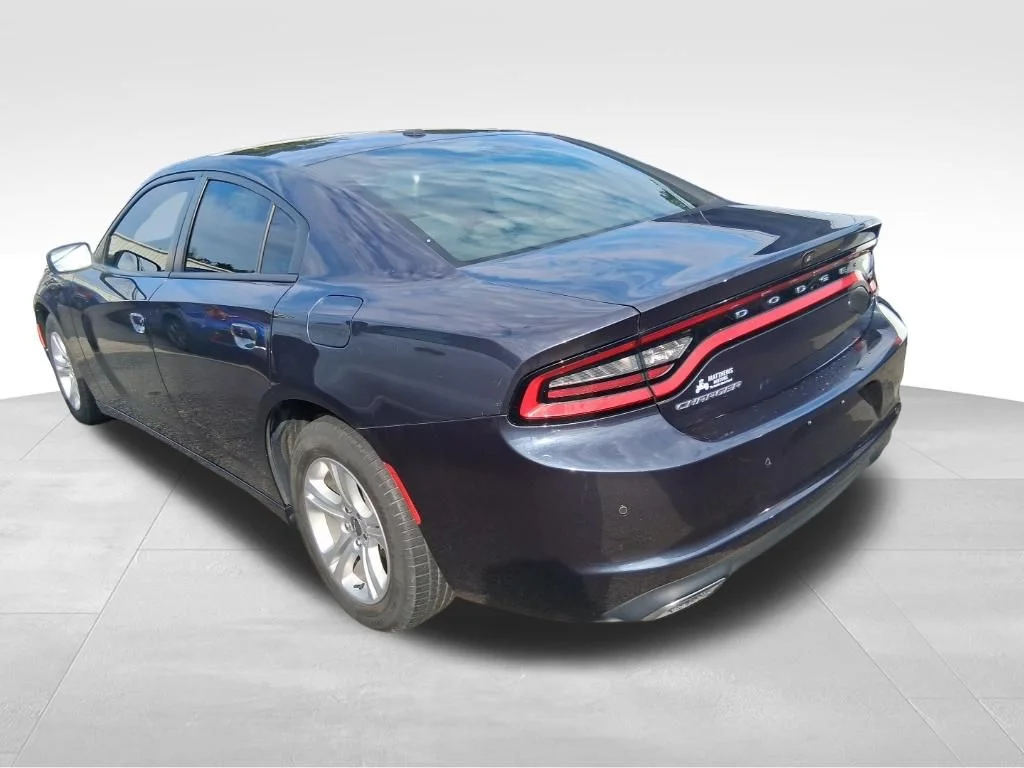 Used 2019 Gray Dodge SXT image 2