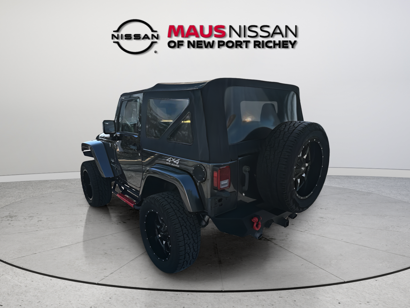 Used 2017 Gray Jeep Sahara image 2