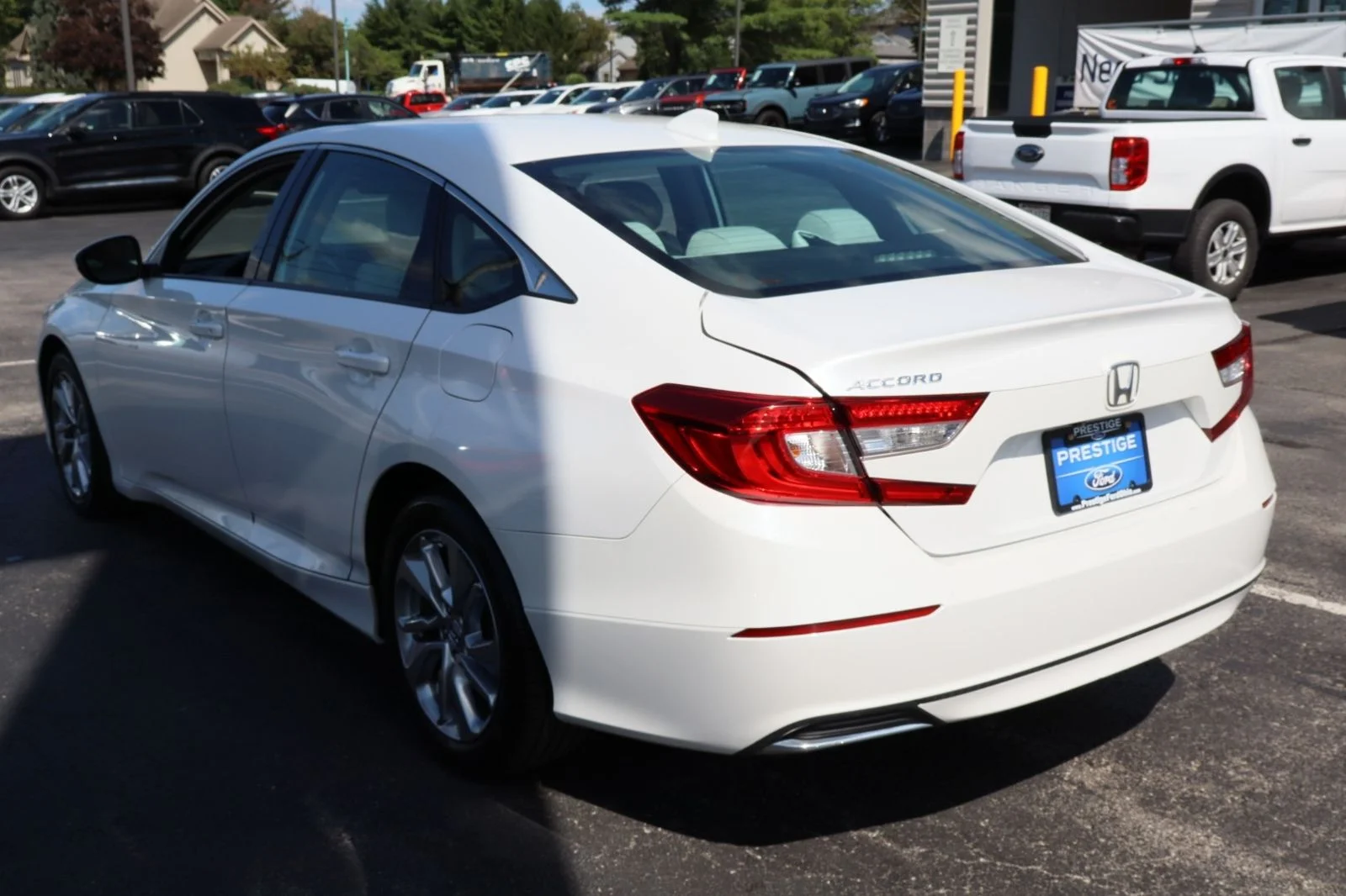 Used 2018 White Honda LX image 3