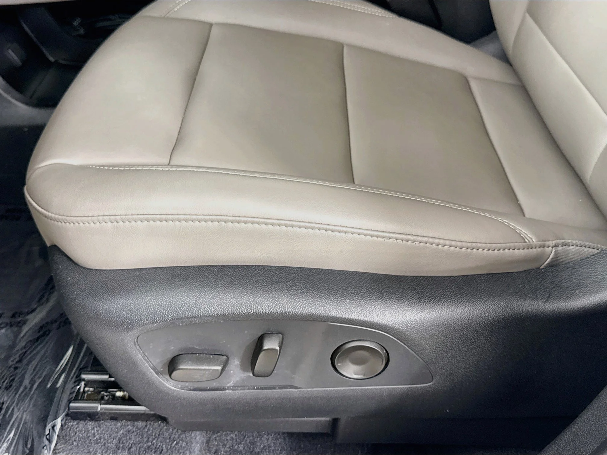 Used 2024 Summit White GMC Elevation image 22