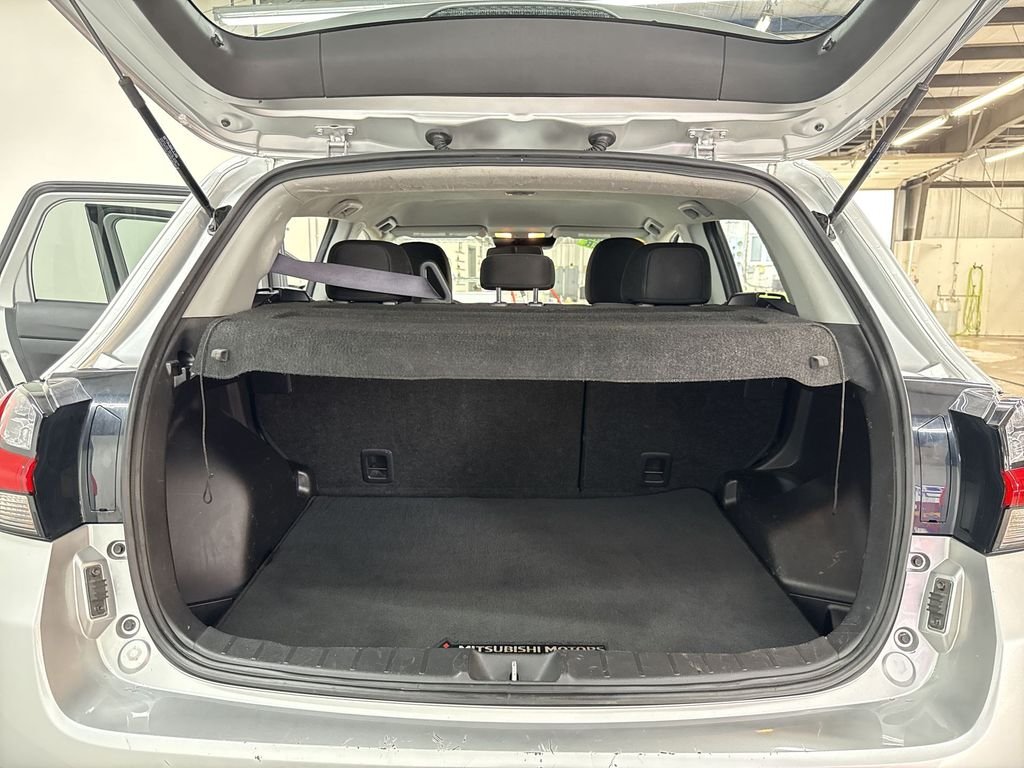 Used 2023  Mitsubishi  image 21