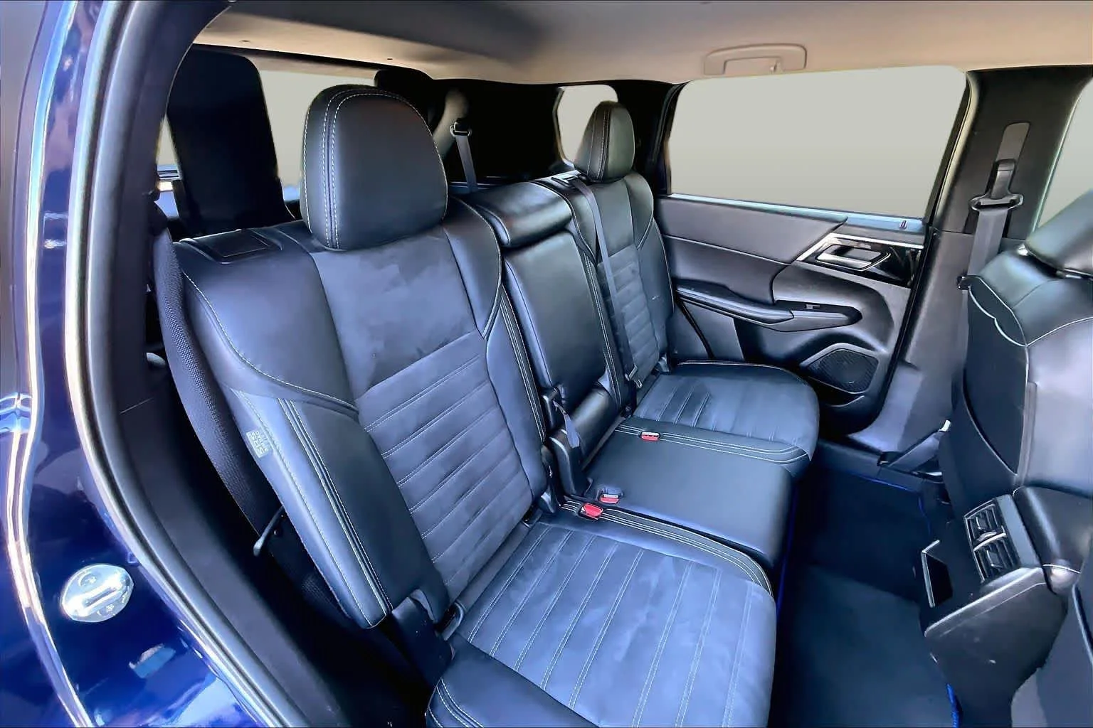 Used 2025 Cosmic Blue Metallic Mitsubishi SE image 20