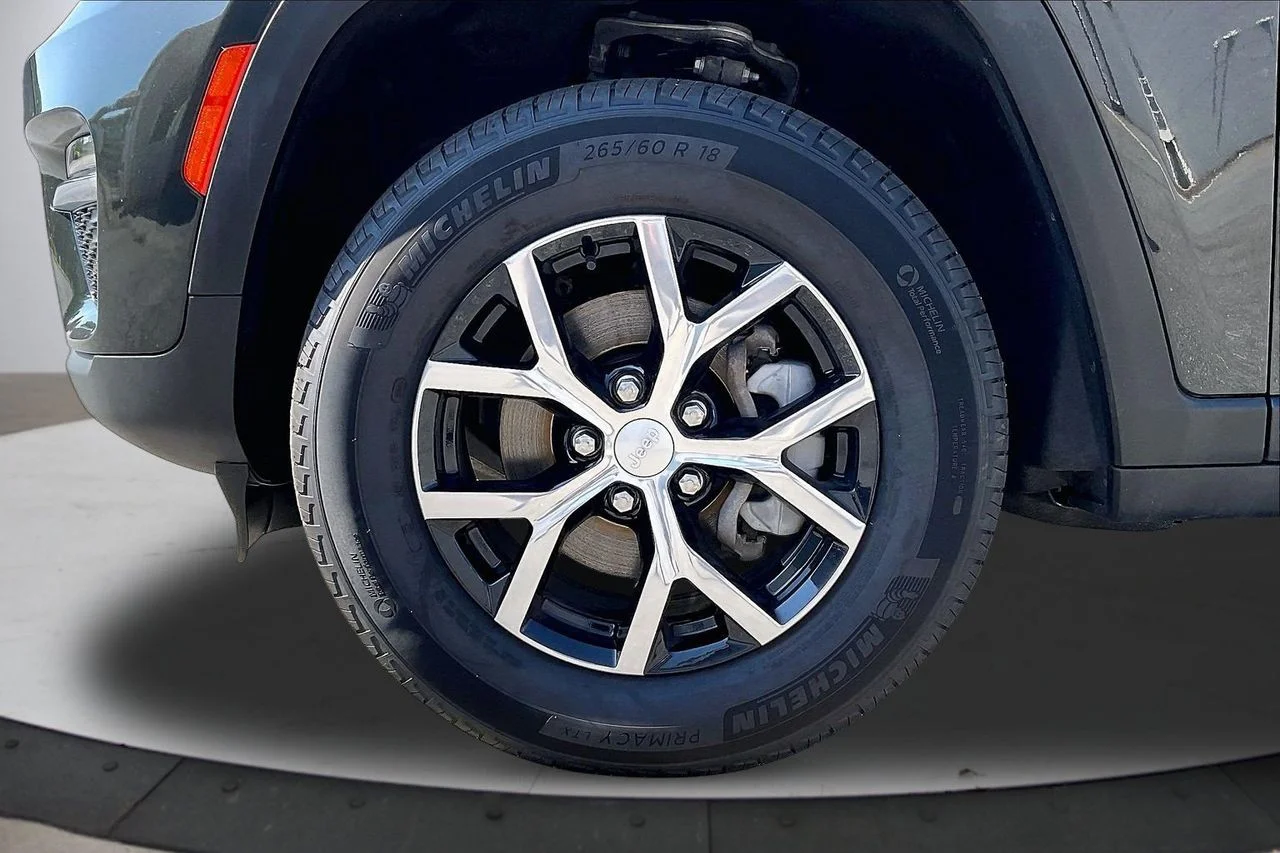 Certified Used 2023  Jeep Limited image 35