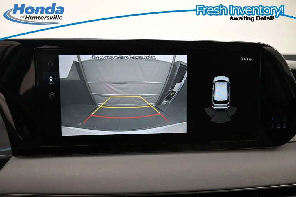 Used 2025 White Hyundai SEL image 15
