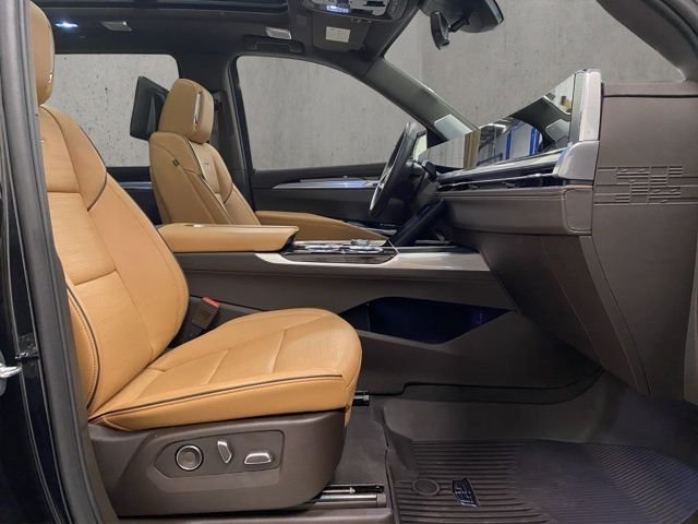 Used 2025  Cadillac Premium Luxury image 19