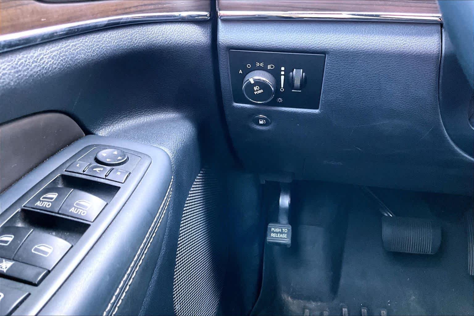 Used 2014 Maximum Steel Metallic Clearcoat Jeep Overland image 33