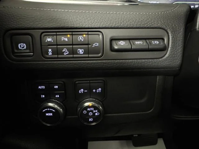 Used 2022 White Frost Tricoat GMC Denali image 20