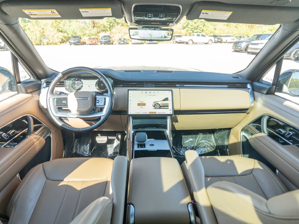 Used 2025  Land Rover SE image 18