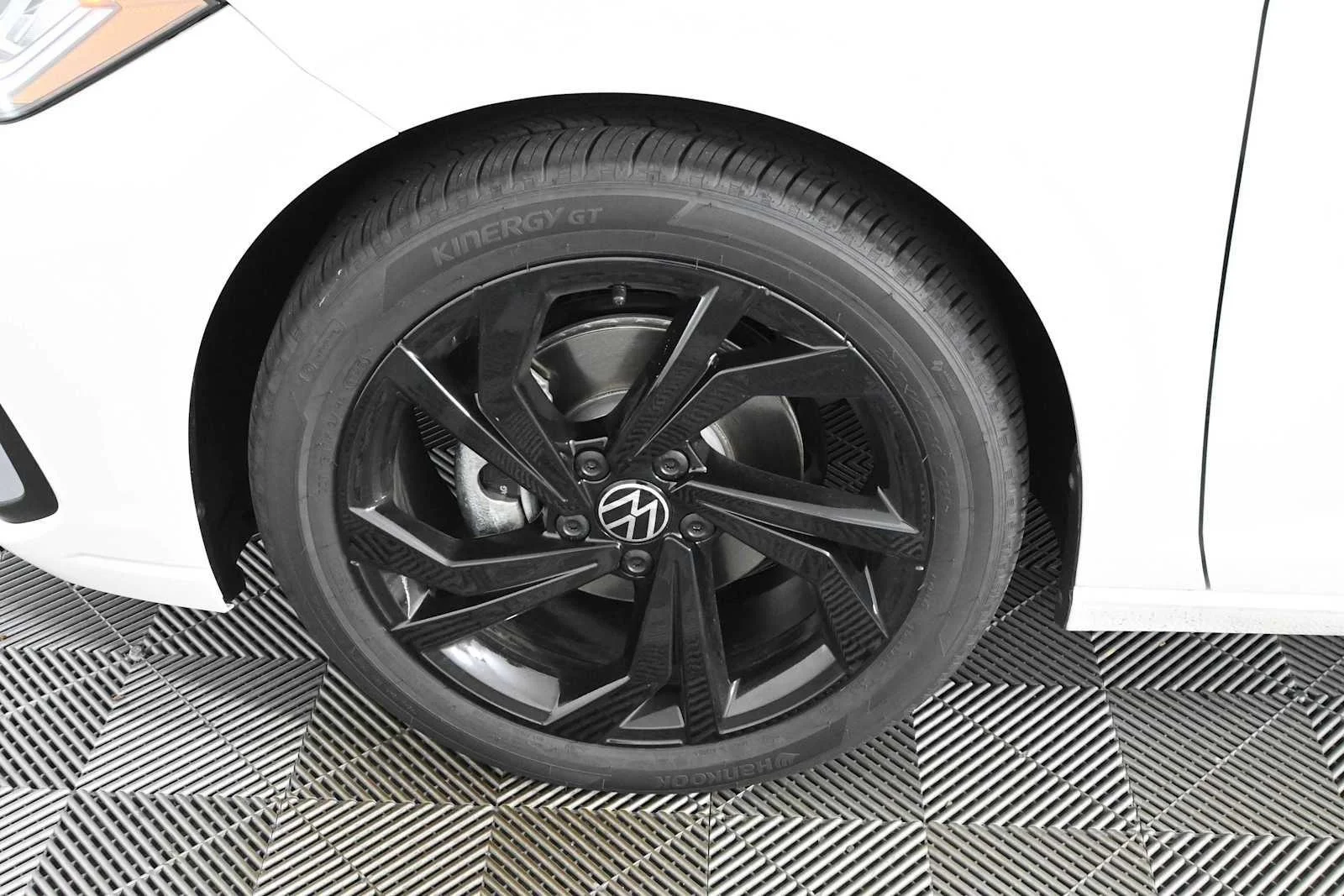 New 2026 Opal White Pearl Volkswagen SE image 28