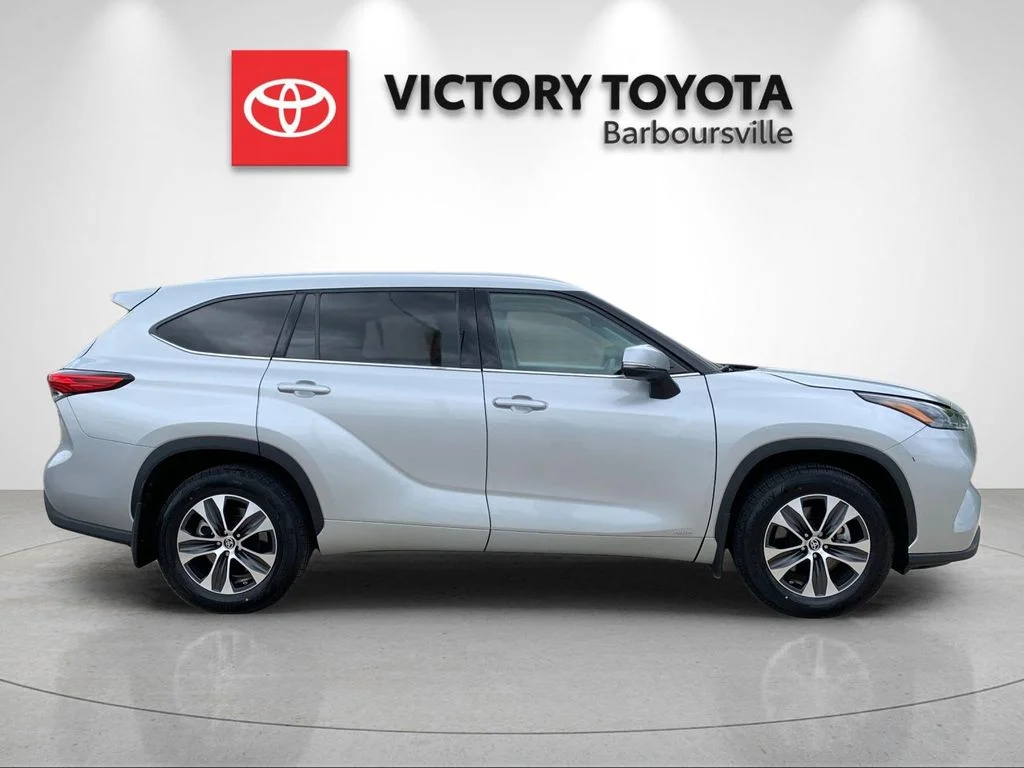 Used 2022 Silver Toyota XLE image 6