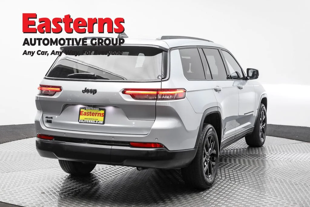 Used 2024 Silver Jeep Altitude image 5