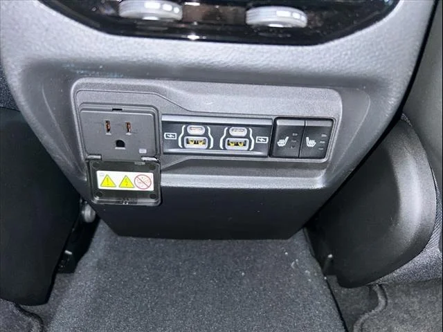 Used 2024 Rocky Mountain Pearlcoat Jeep  image 28