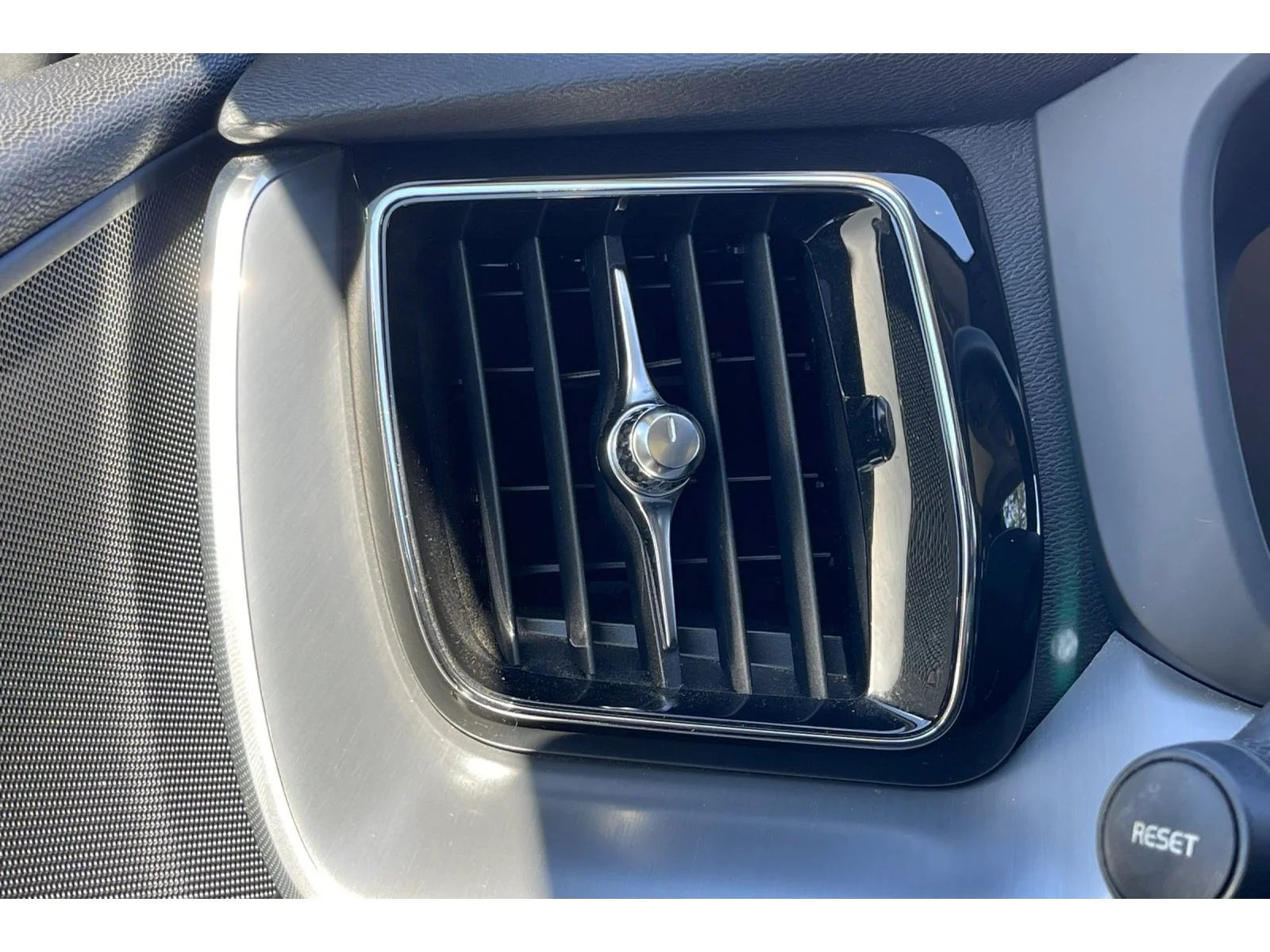 Used 2018 Ice White Volvo Momentum image 30