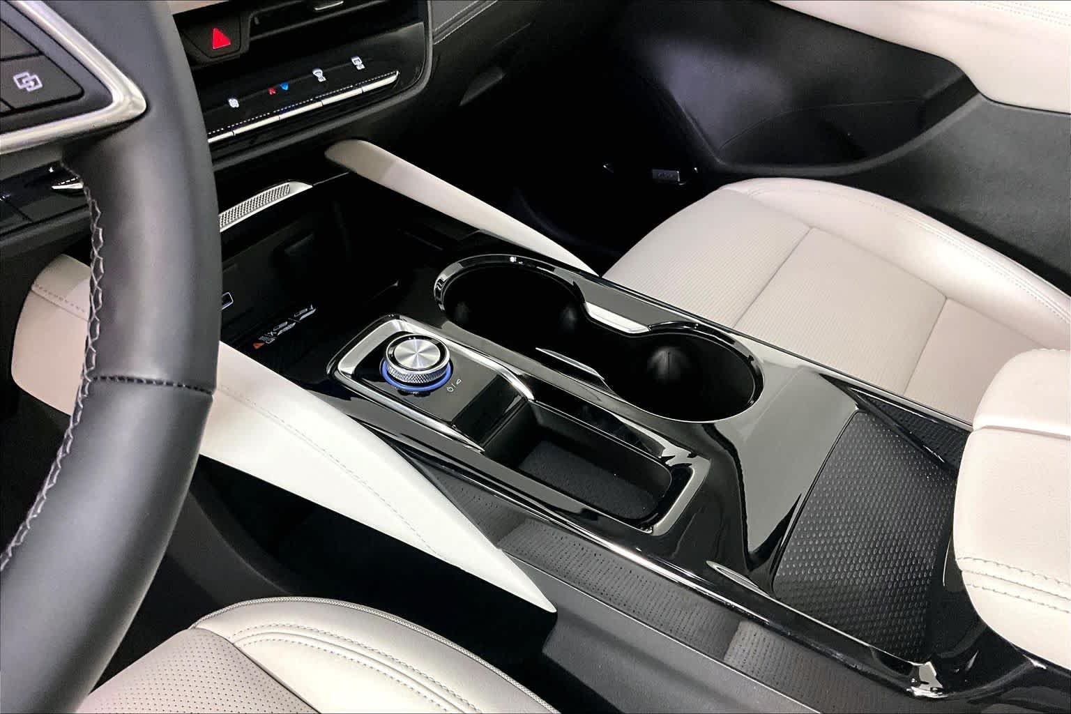 Used 2025 Iridescent White Tricoat Buick Avenir image 16