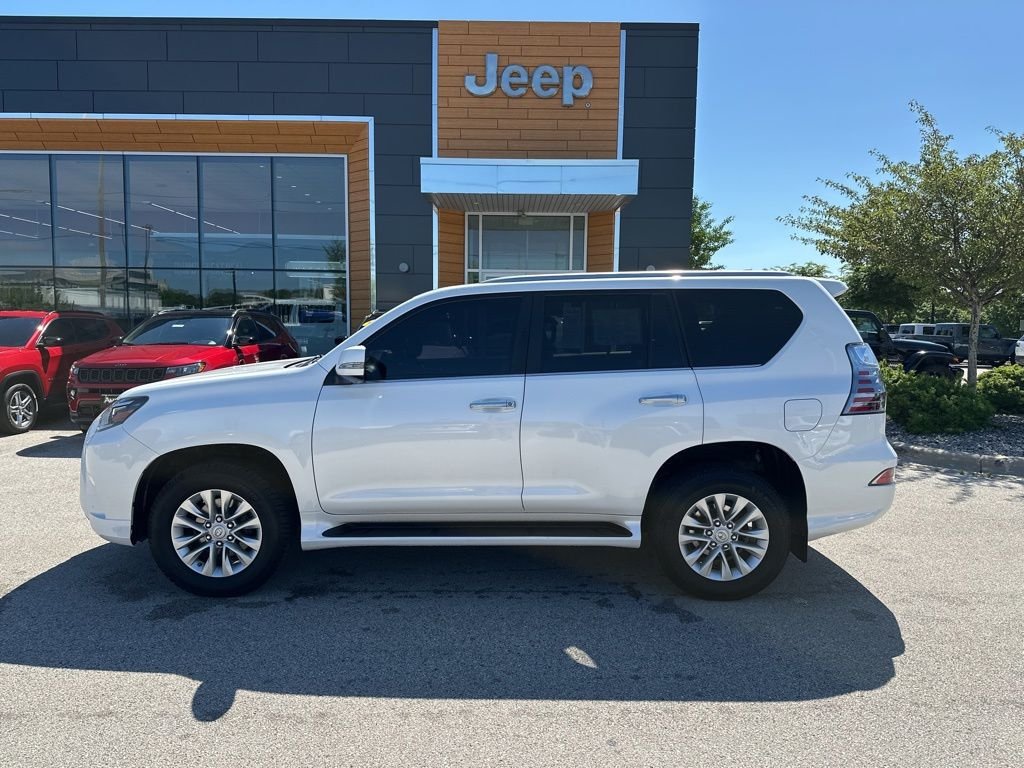 Used 2022 White Lexus 460 image 10