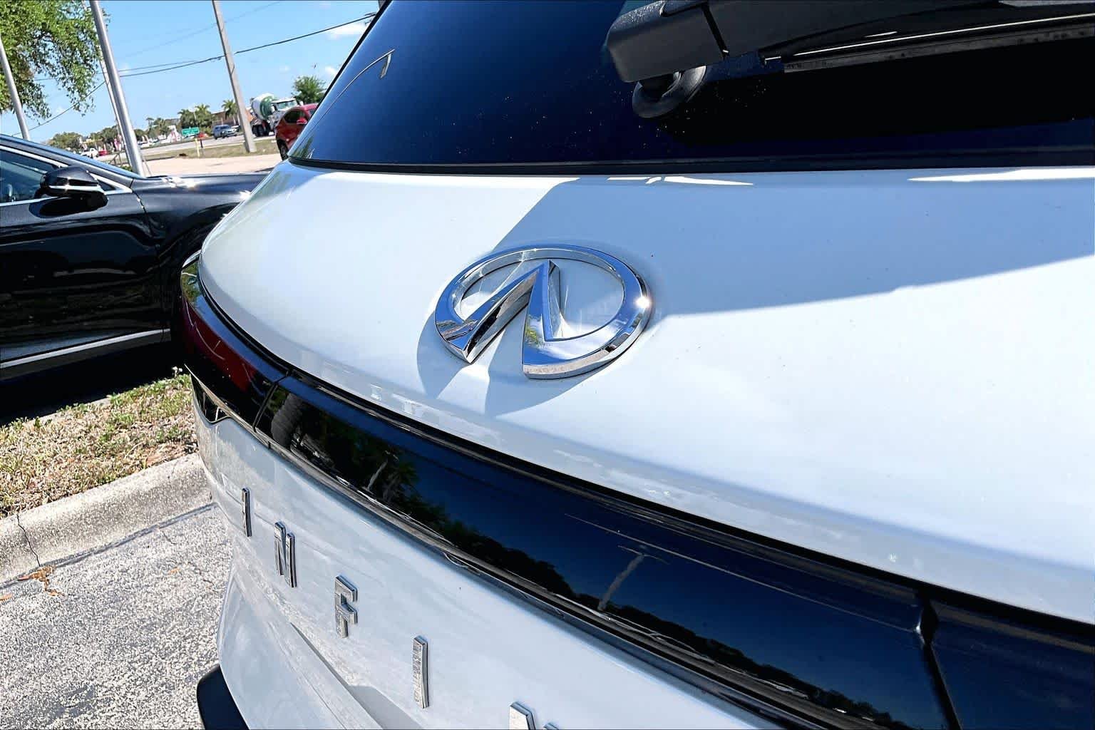 Used 2024 Majestic White INFINITI LUXE image 31