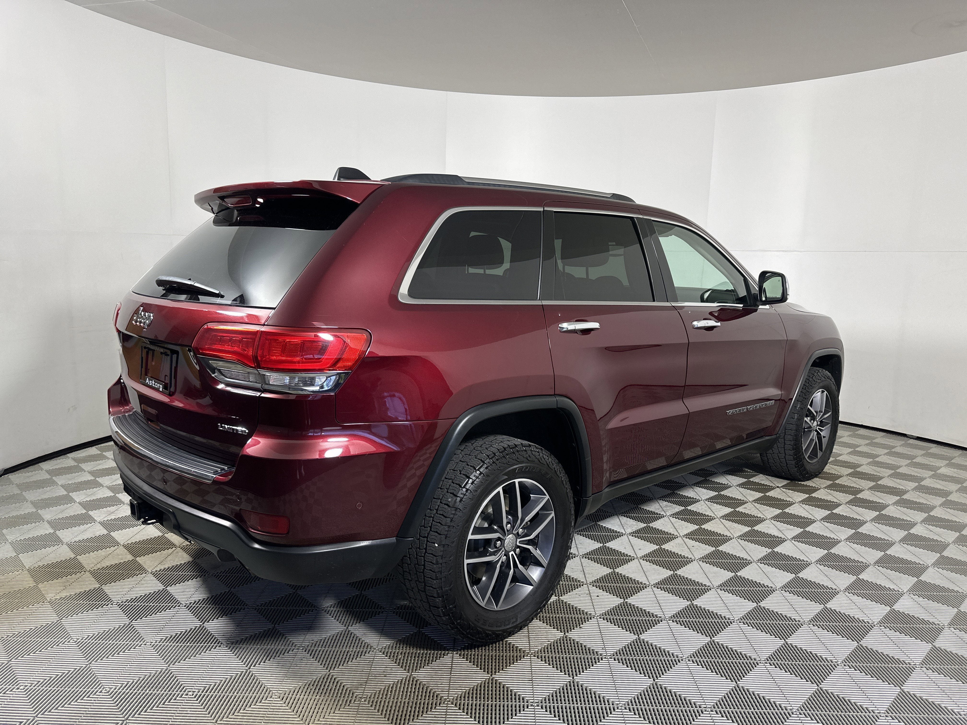 Used 2017 Velvet Red Pearlcoat Jeep Limited image 7