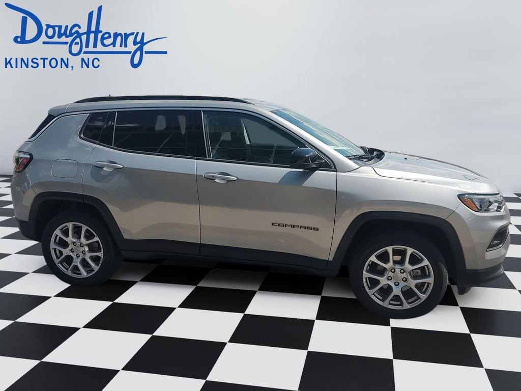 Used 2022 Silver Jeep Latitude Lux image 6