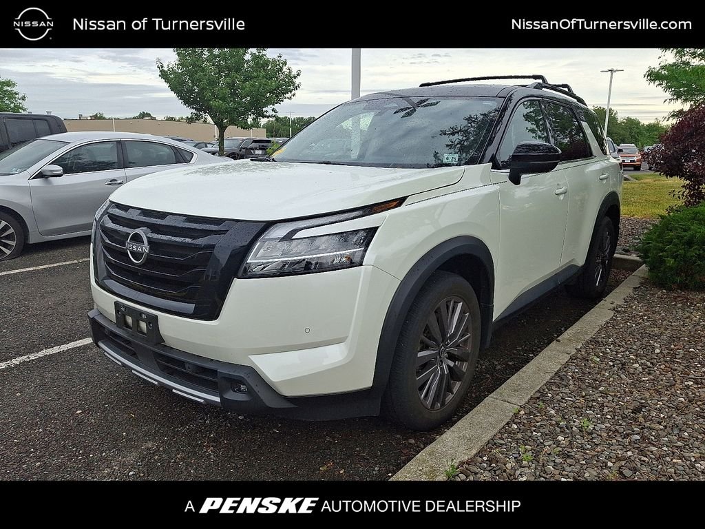 2023 Nissan Pathfinder SL 4WD's photo