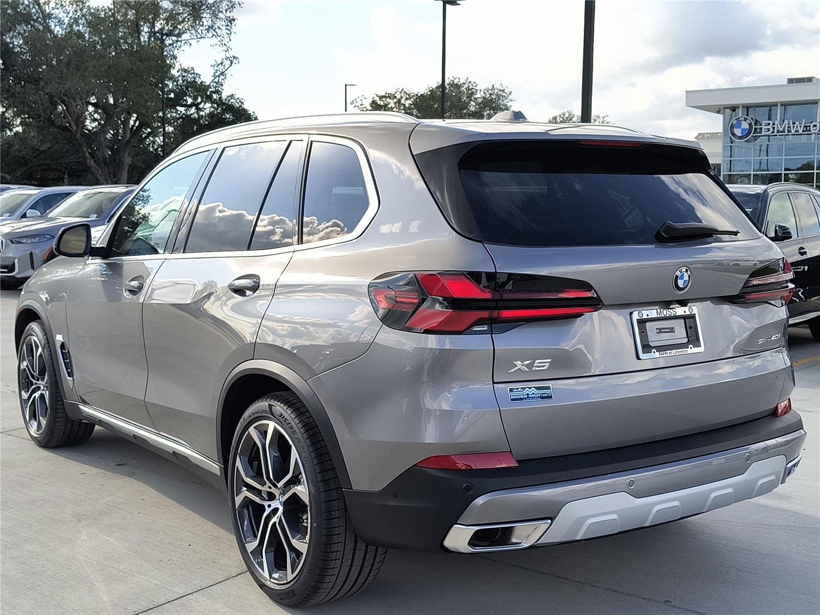 Used 2026 Skyscraper Grey Metallic BMW sDrive40i image 3