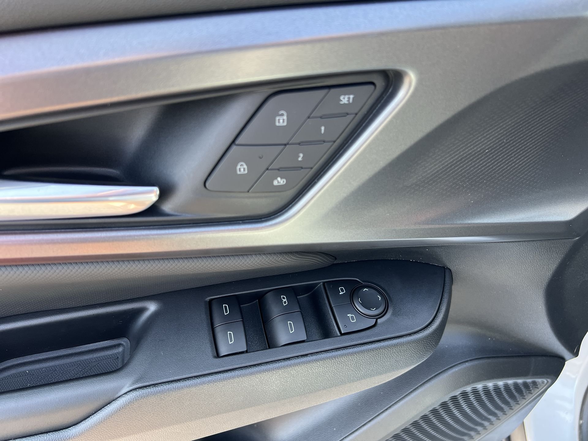2025 Chevrolet Equinox EV RS - Photo 13