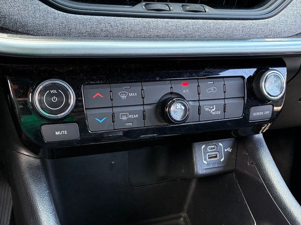 Used 2024 White Jeep Latitude image 27