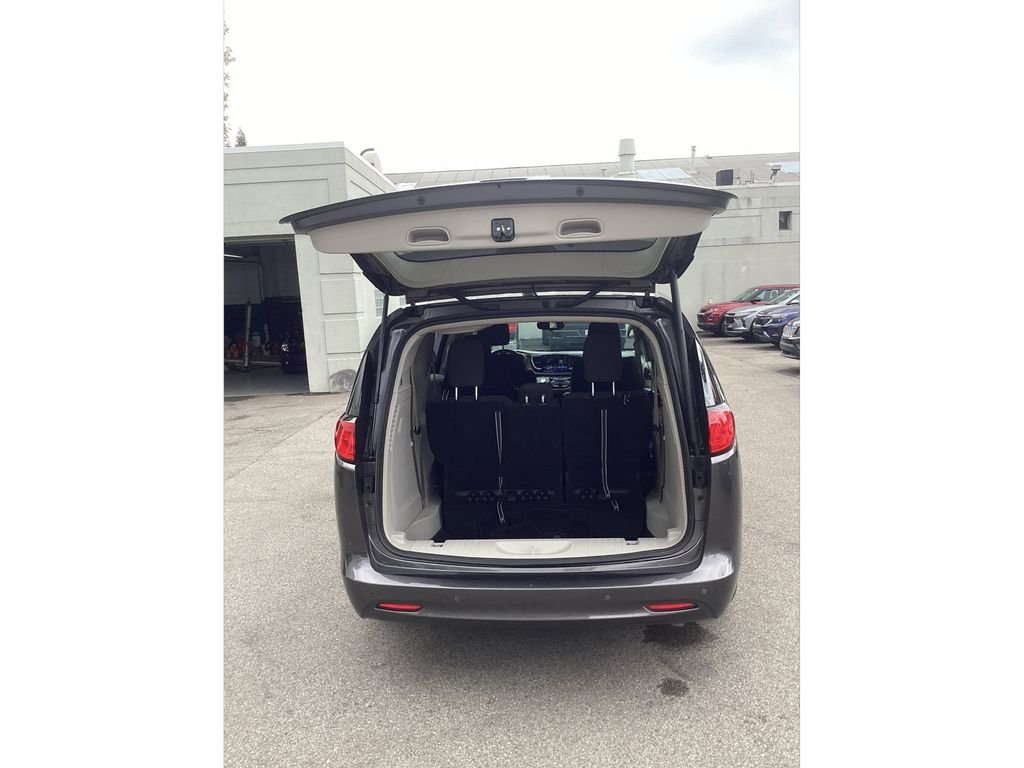Used 2022 Gray Chrysler LX image 10