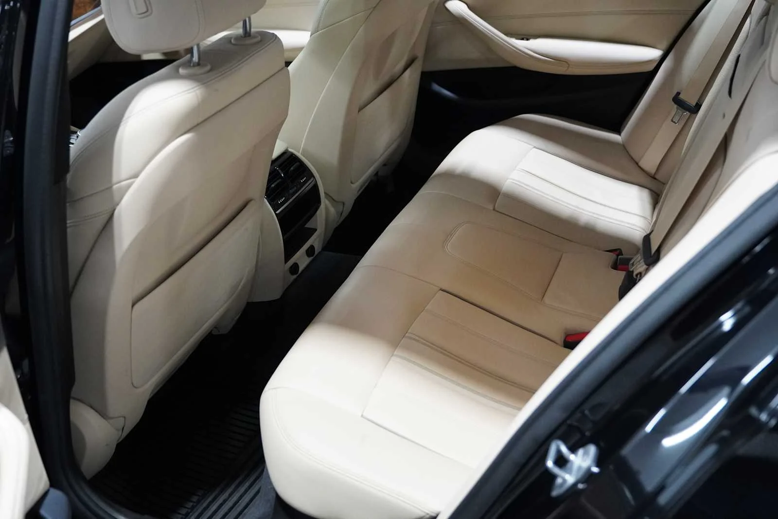 Used 2019 Black Sapphire Metallic BMW 530i image 20
