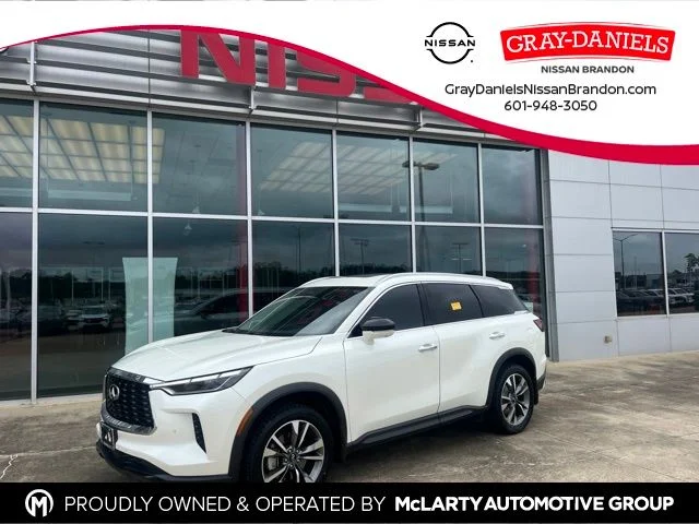 Used 2023 White INFINITI LUXE image 1