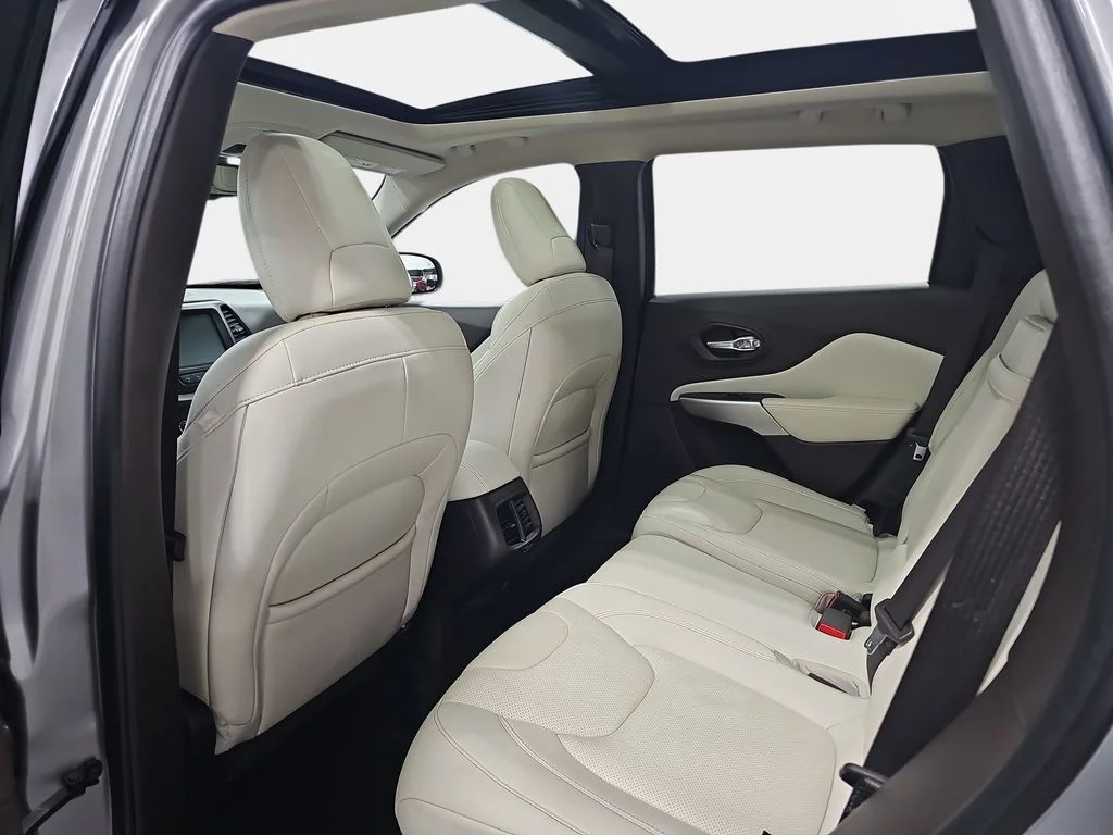 Used 2017 Silver Jeep Overland image 13
