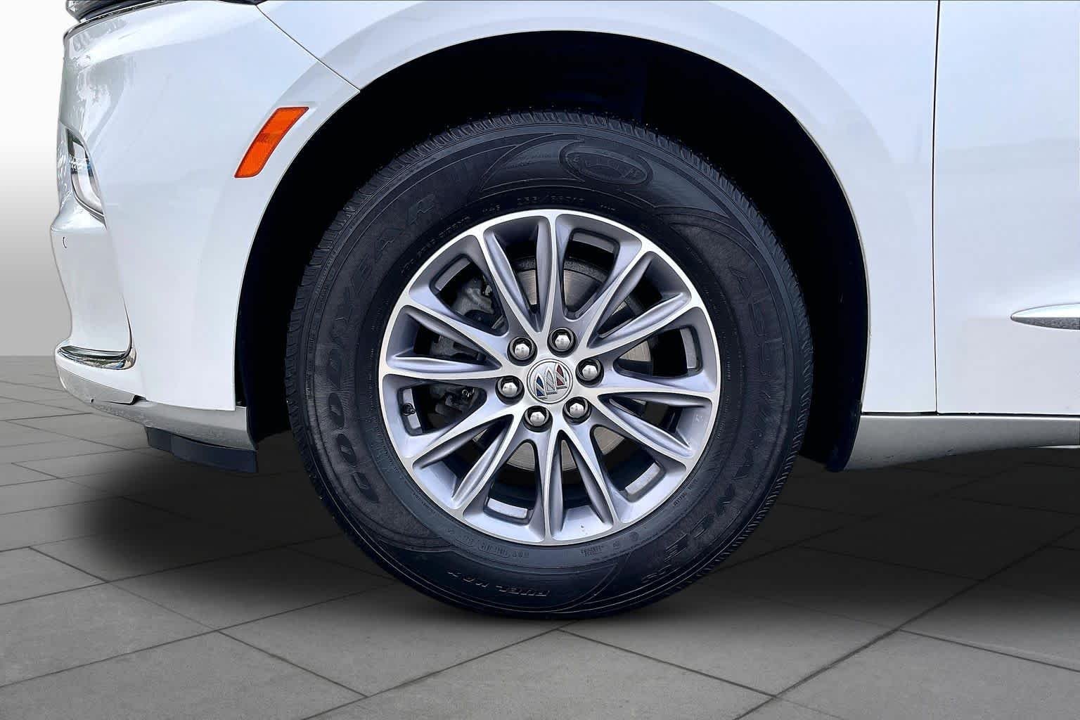 Used 2024 White Frost Tricoat Buick Essence image 21