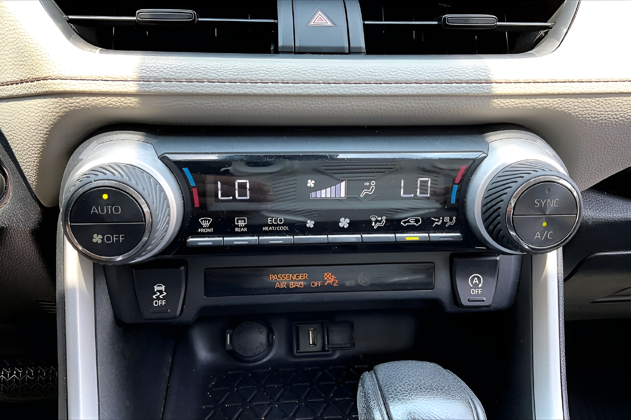 Used 2021  Toyota XLE image 23