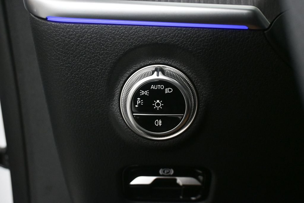 New 2026 MANUFAKTUR Moonlight White Metallic Mercedes-Benz CLE 300 image 9